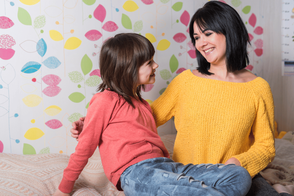 Mama dan Anak Perempuan Berbincang Bersama