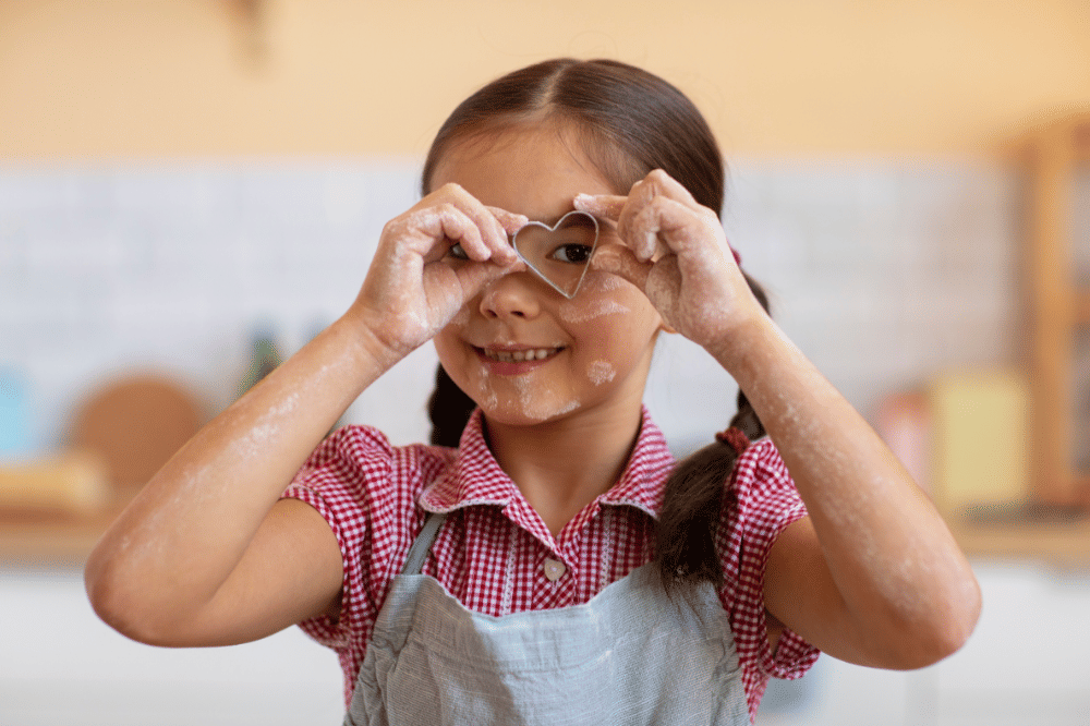 Ilustrasi anak tunjukkan cinta pada mata dengan cetakan