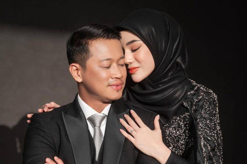 Apakah Benar Clara Shinta Minta Cerai dengan Suami