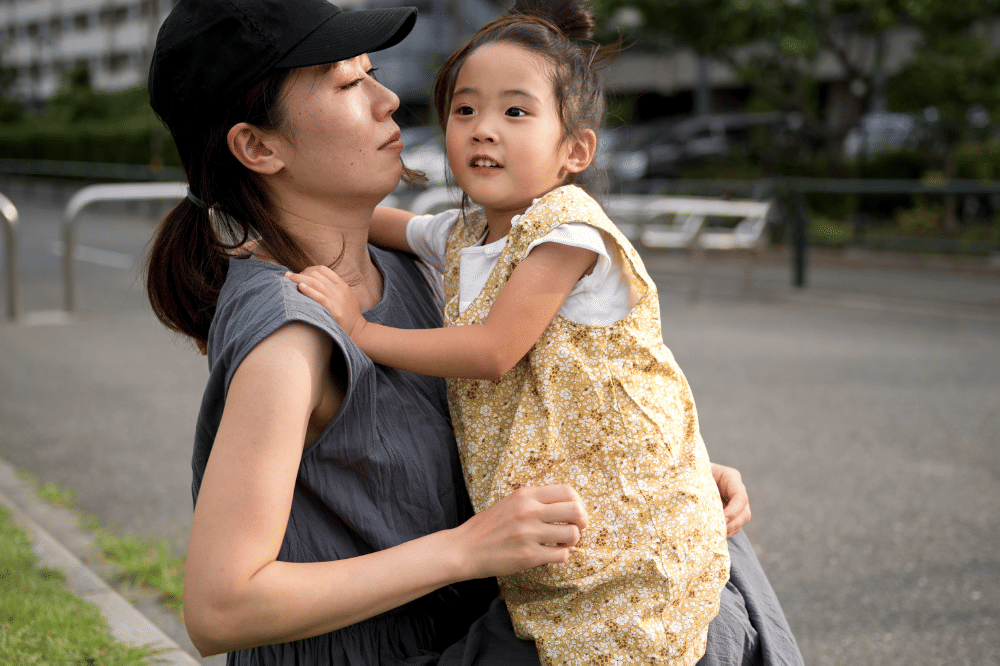 Mama dan Anak Sedang Menhabiskan Waktu Bersama