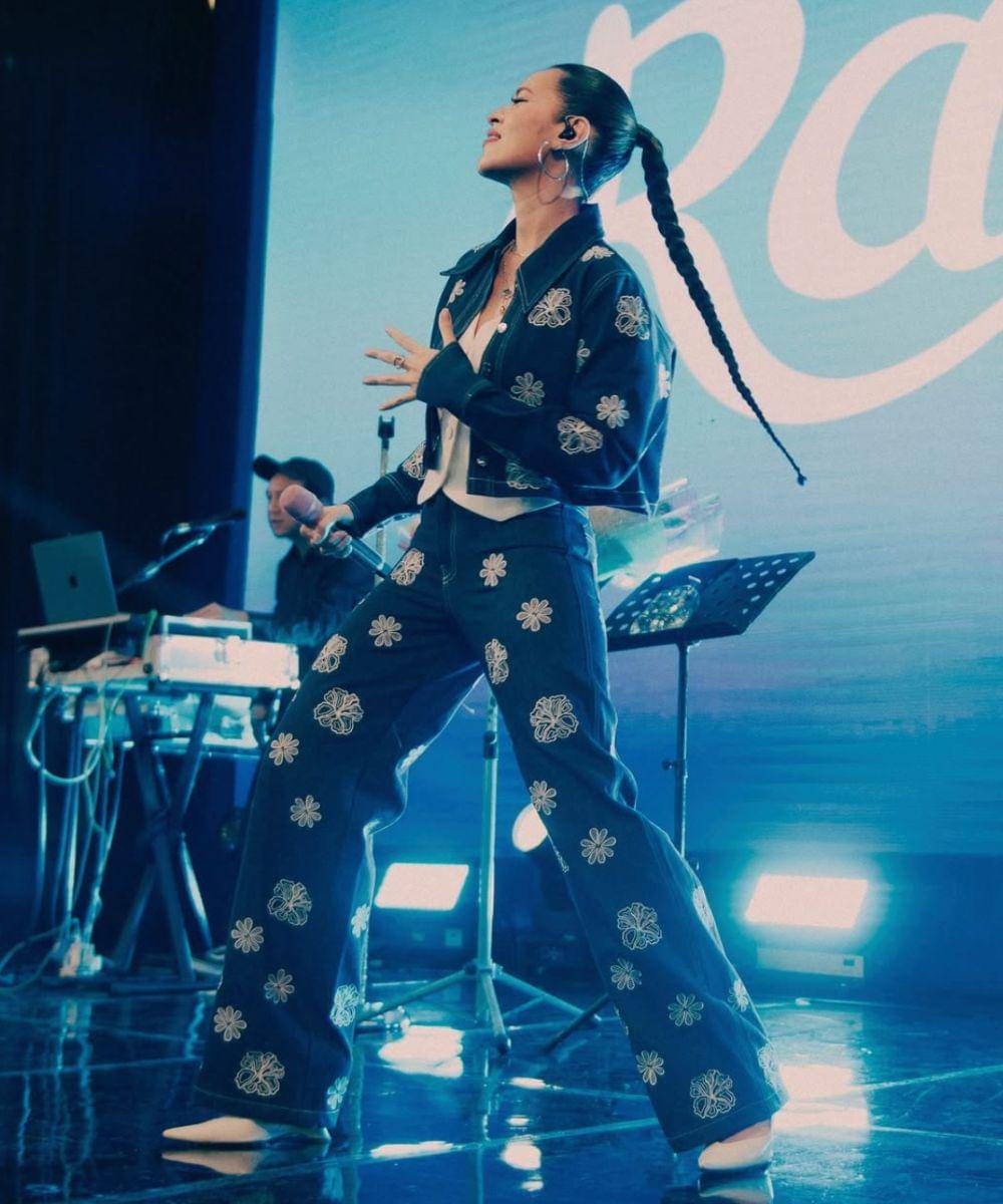 10 Potret Raisa saat Manggung yang Selalu Memesona