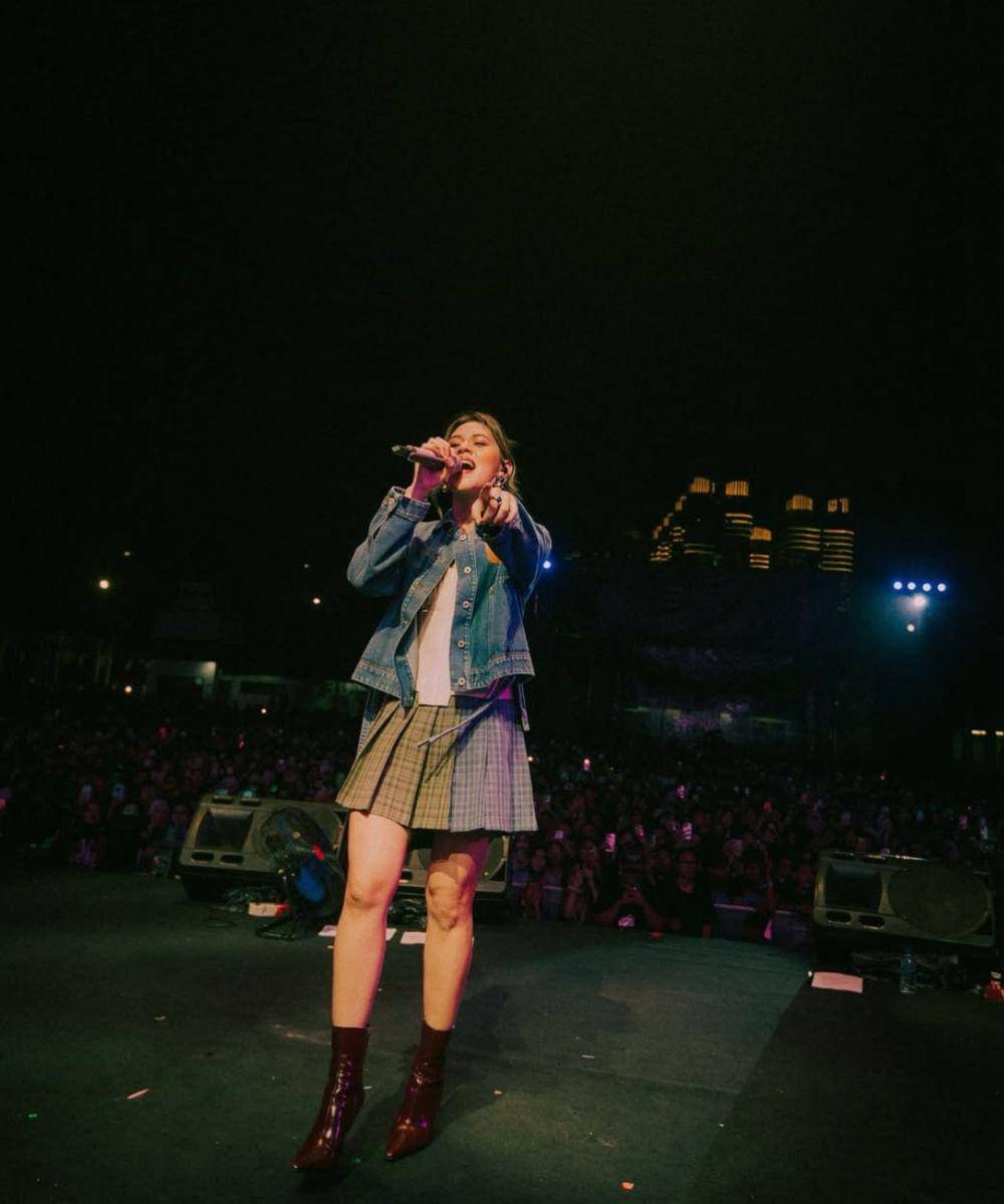 10 Potret Raisa saat Manggung yang Selalu Memesona