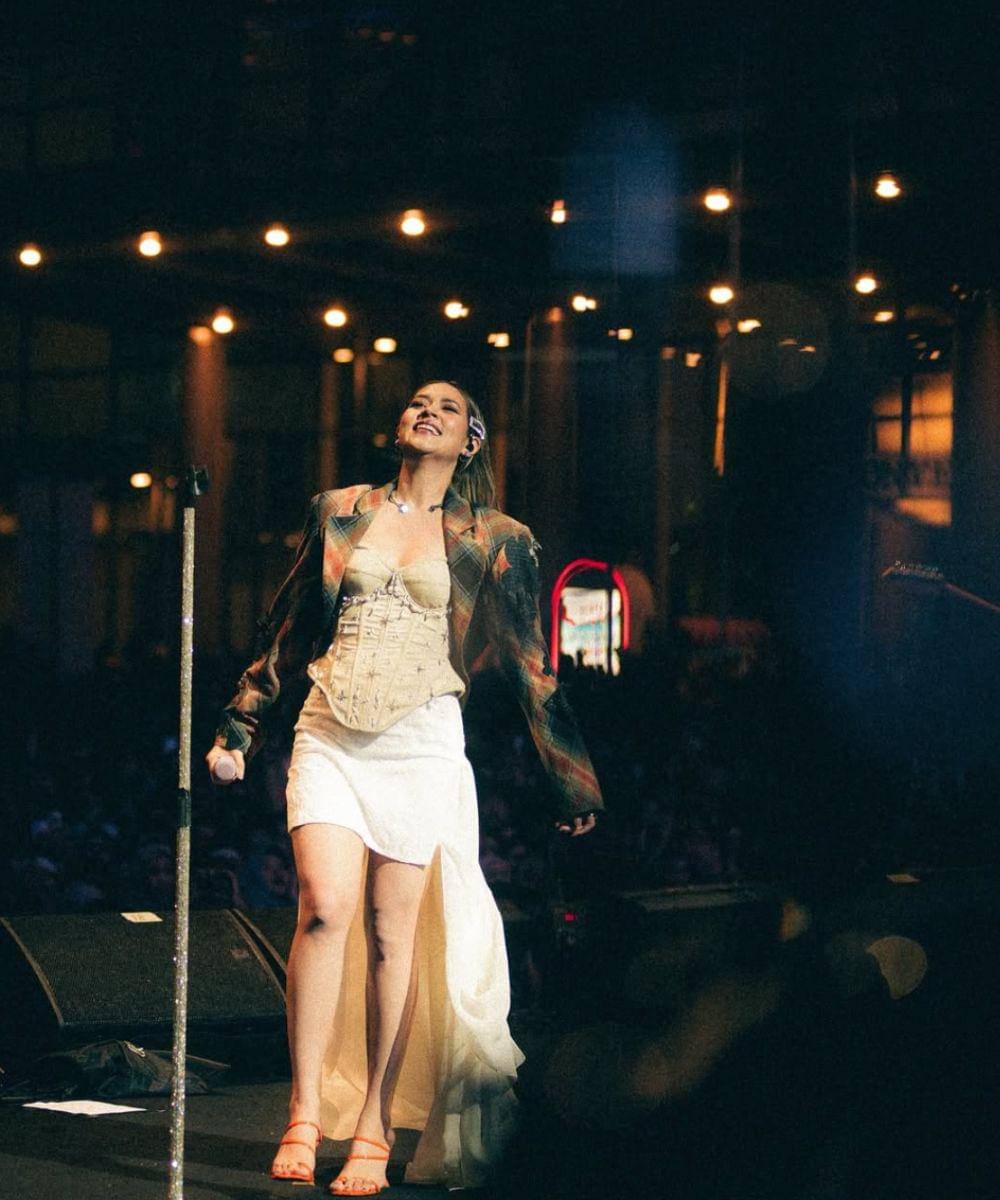 10 Potret Raisa saat Manggung yang Selalu Memesona