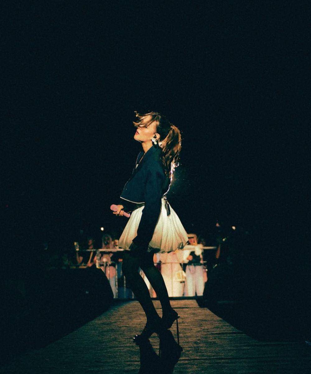 10 Potret Raisa saat Manggung yang Selalu Memesona