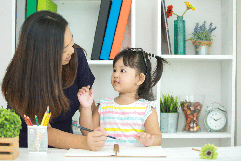 anak sedang mewarnai