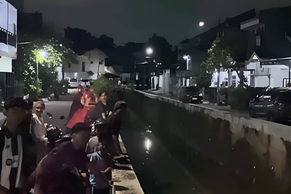 Warga Turut Menjadi Relawan dalam Pencarian Korban