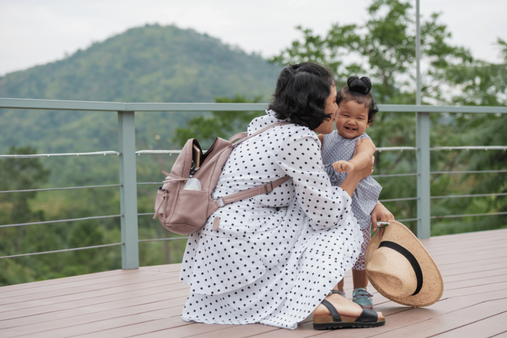 Mama dan anak bermain di taman