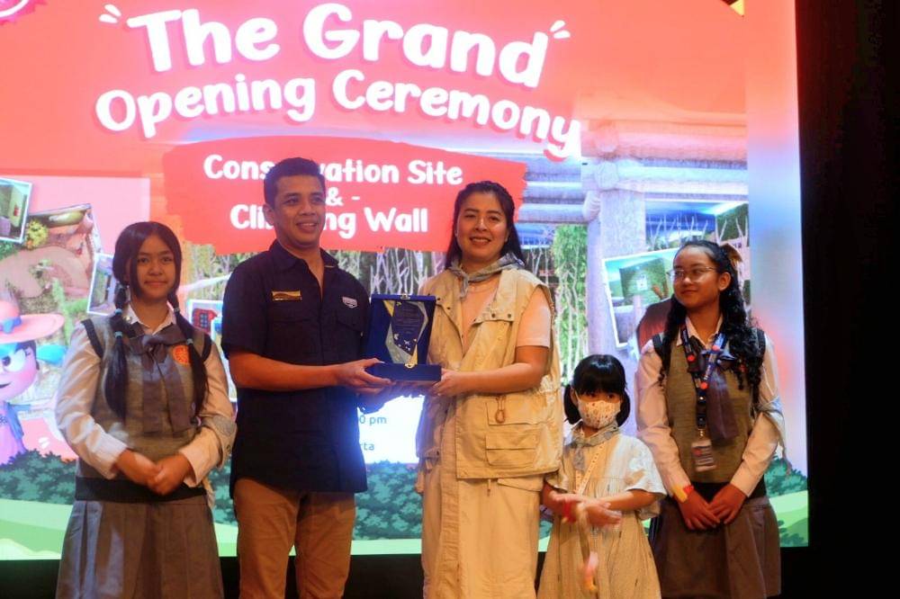 Simbolis penyerahan plakat EIGER kepada KidZania Jakarta