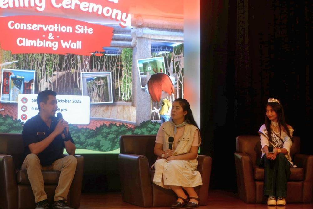 Miss KidZania Jakarta, Agnes Lukito, Head Division of EIGER Women & Junior, bersama Lindung Artha Marhendra, Direktur Operasional KidZania Jakarta.