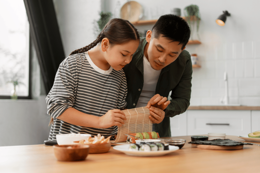 Papa dan perempuan membuat sushi bersama