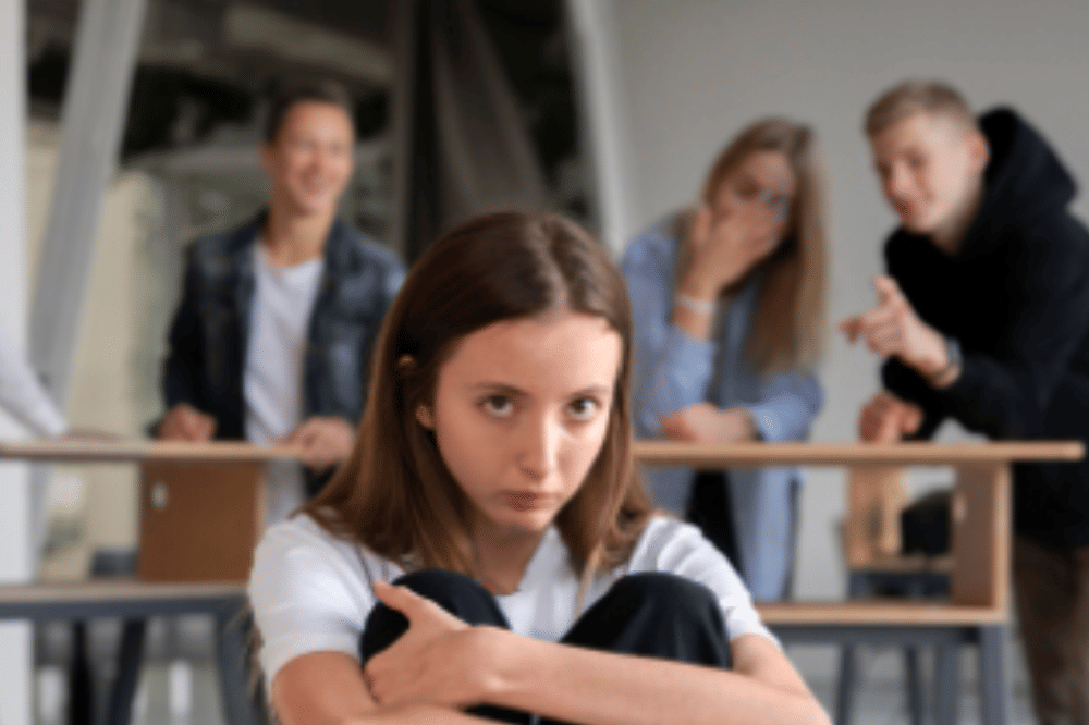 teman-teman membicarakannya di belakang