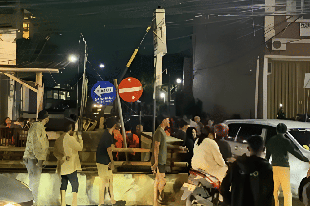 Warga Setempat Mengerubungi Tempat Pencarian dan Menjadi Relawan