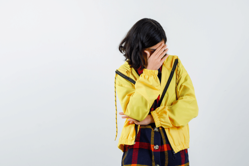 Anak perempuan menutup mukanya