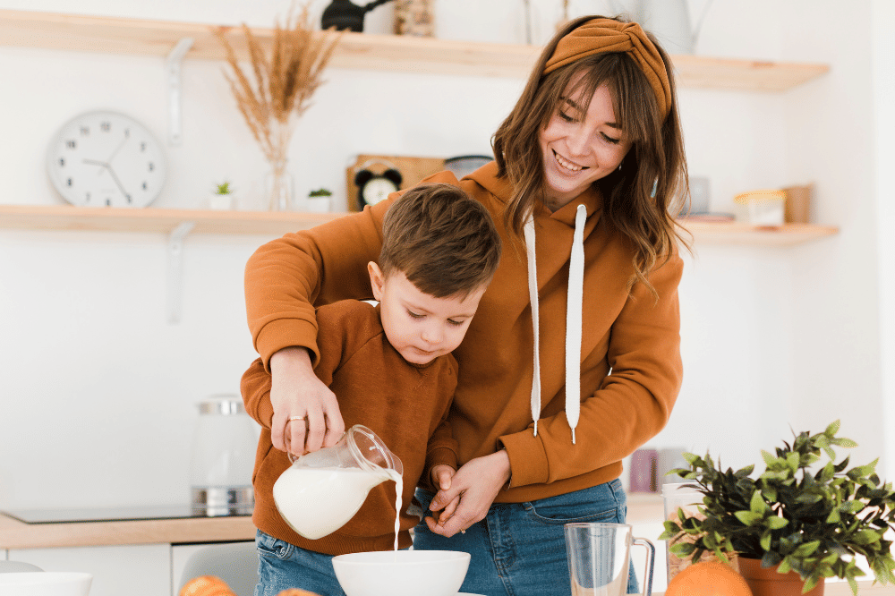 Mama dan anak sedang memasak bersama