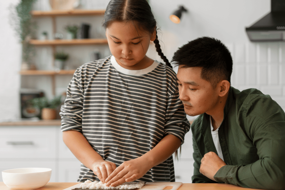 Papa sedang mengajarkan anak membuat sushi