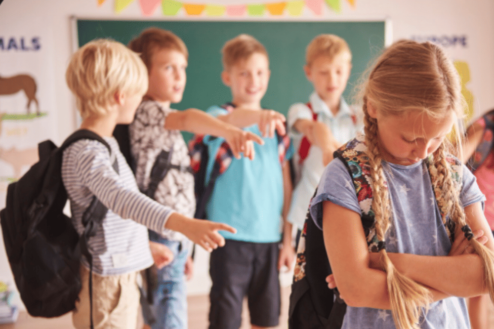 teman sekelas mengejeknya