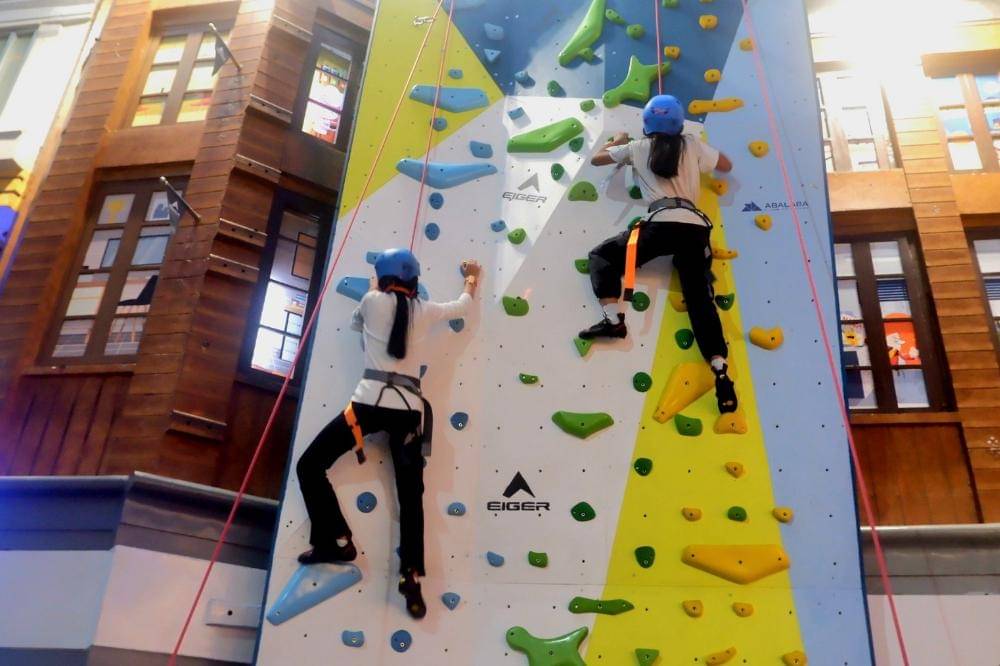 Arena panjat dinding untuk anak-anak di EIGER Climbing Wall