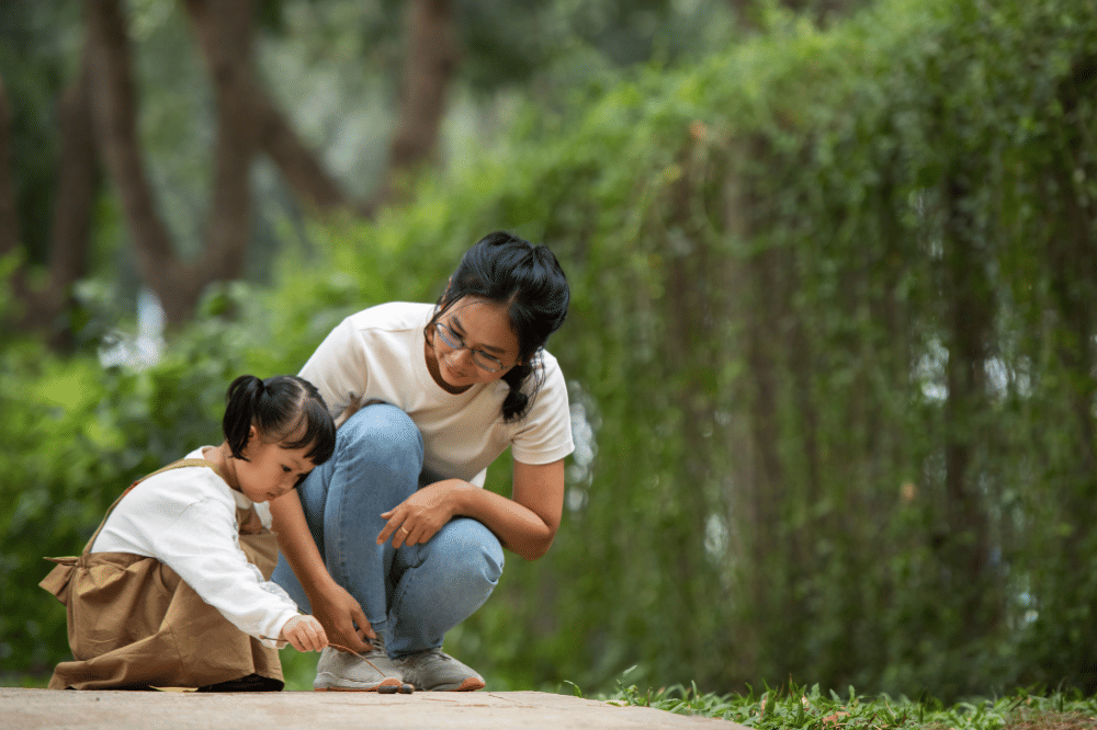 mama dan anak perempuannya sedang bermain di outdoor