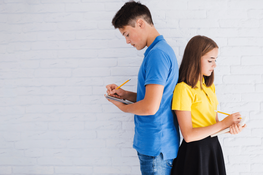 Anak laki-laki dan anak perempuan bersandar