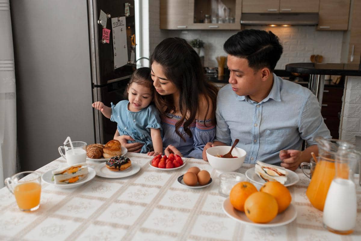Ilustrasi anak makan bersama orang tua