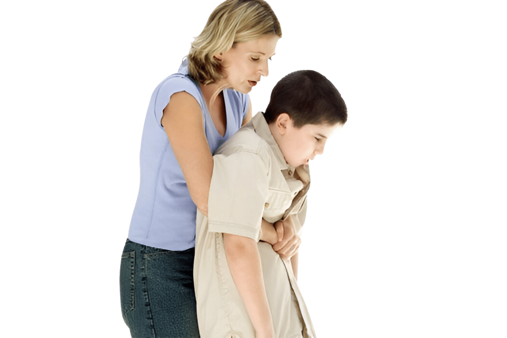 Mama sedang melakukan Heimlich Maneuver pada anak