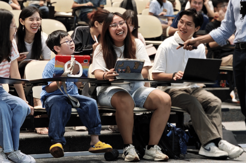 Theodore bersama teman-teman di kelas kimia