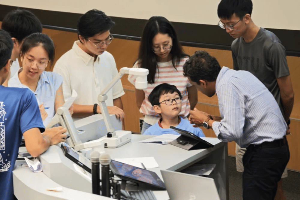 Theodore aktif di kelas kimia