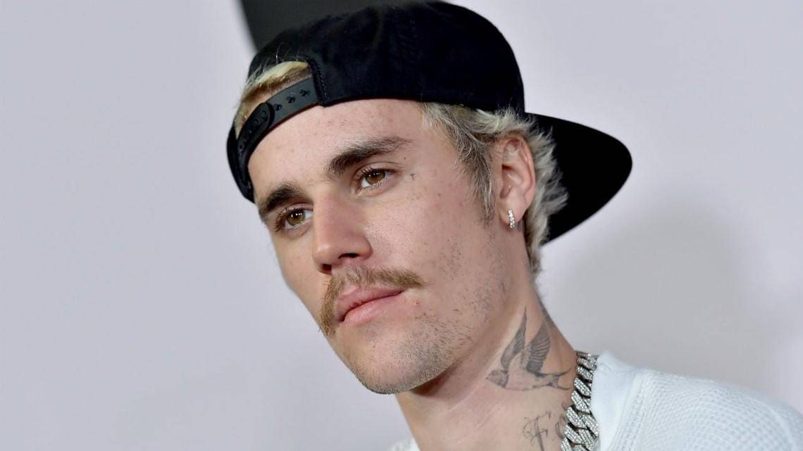 Justin Bieber dengan kumis