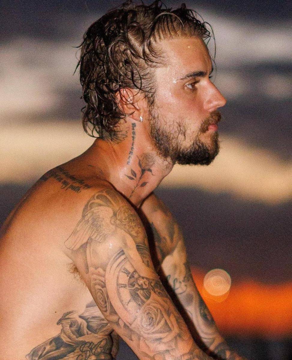 Justin dengan janggut dan kumis