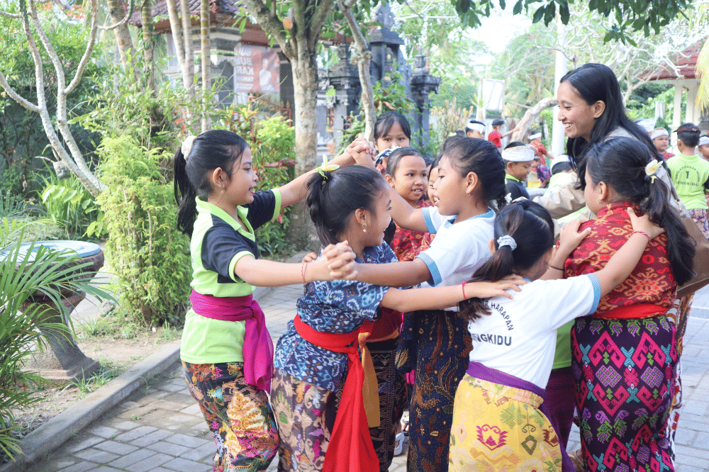 anak-anak sekolah dasar sedang bermain