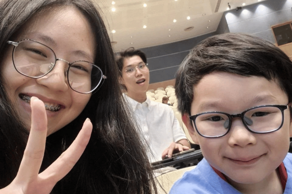 potret kedekatan Theodore dengan teman-temannya