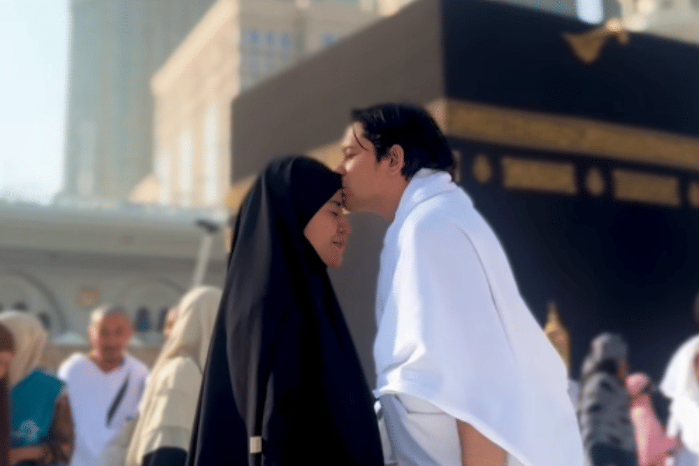 Andrew Andika dan Violentina Kaif Pamer Buku Nikah di Depan Ka'bah