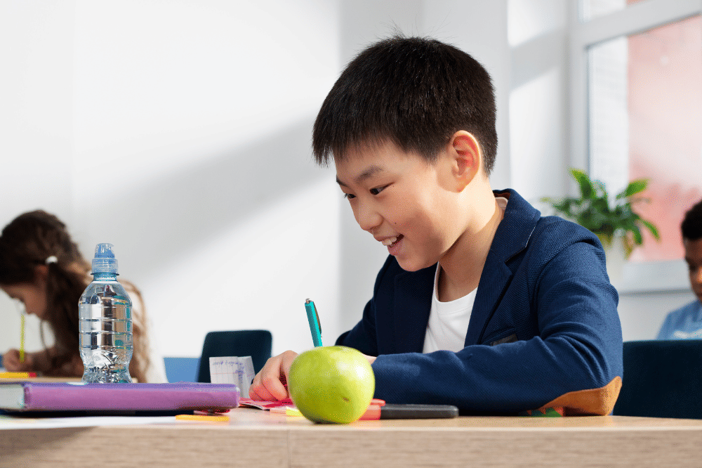 Anak laki-laki sedang menulis