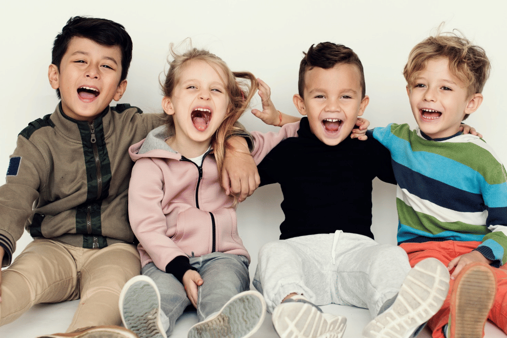 Anak-anak bermain bersama dengan sangat menyenangkan