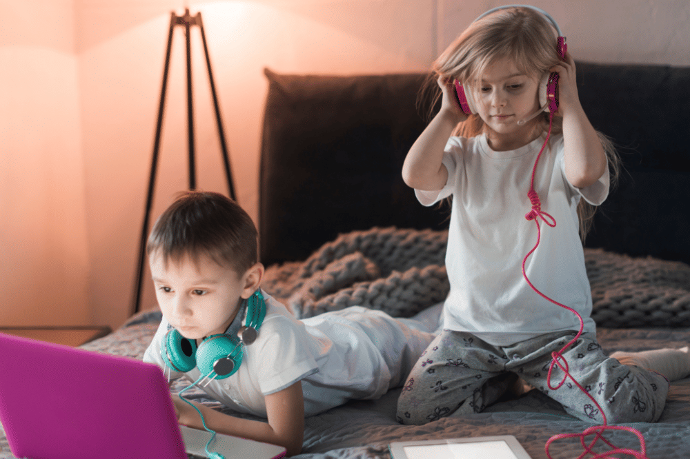 anak-anak sedang bermain gadget