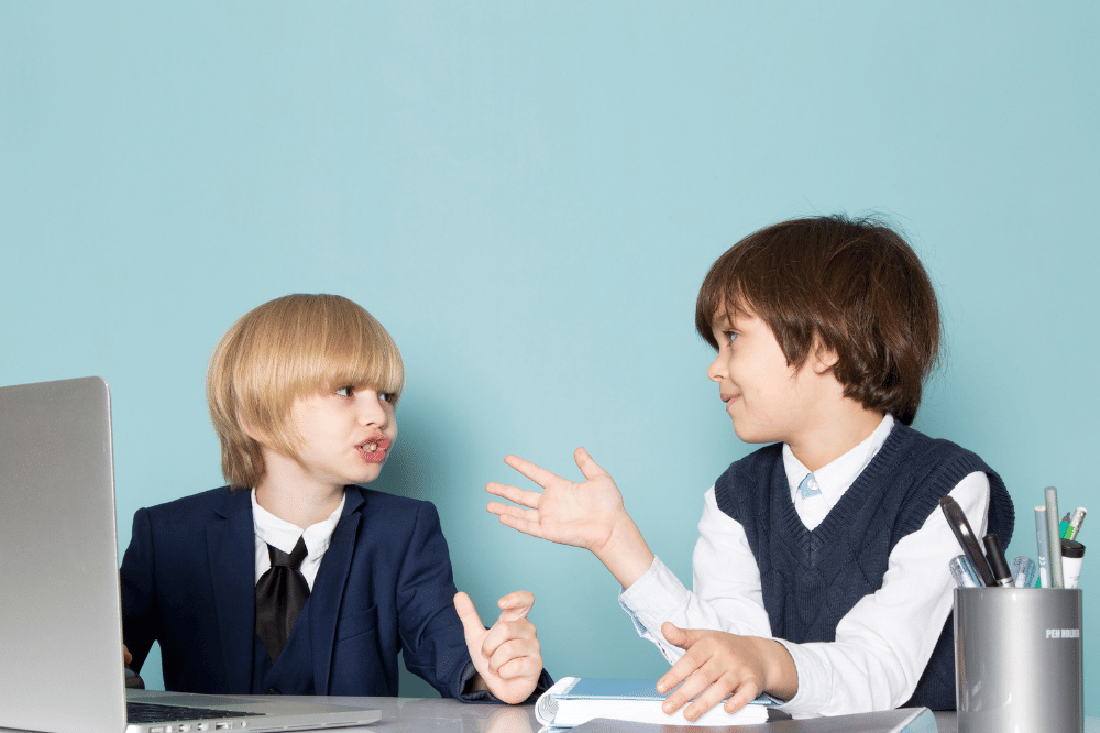 Dua anak laki-laki sedang berbicara