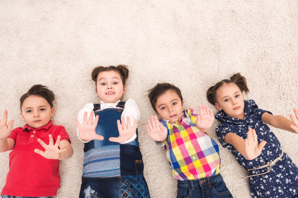 Anak-anak sedang bermain bersama