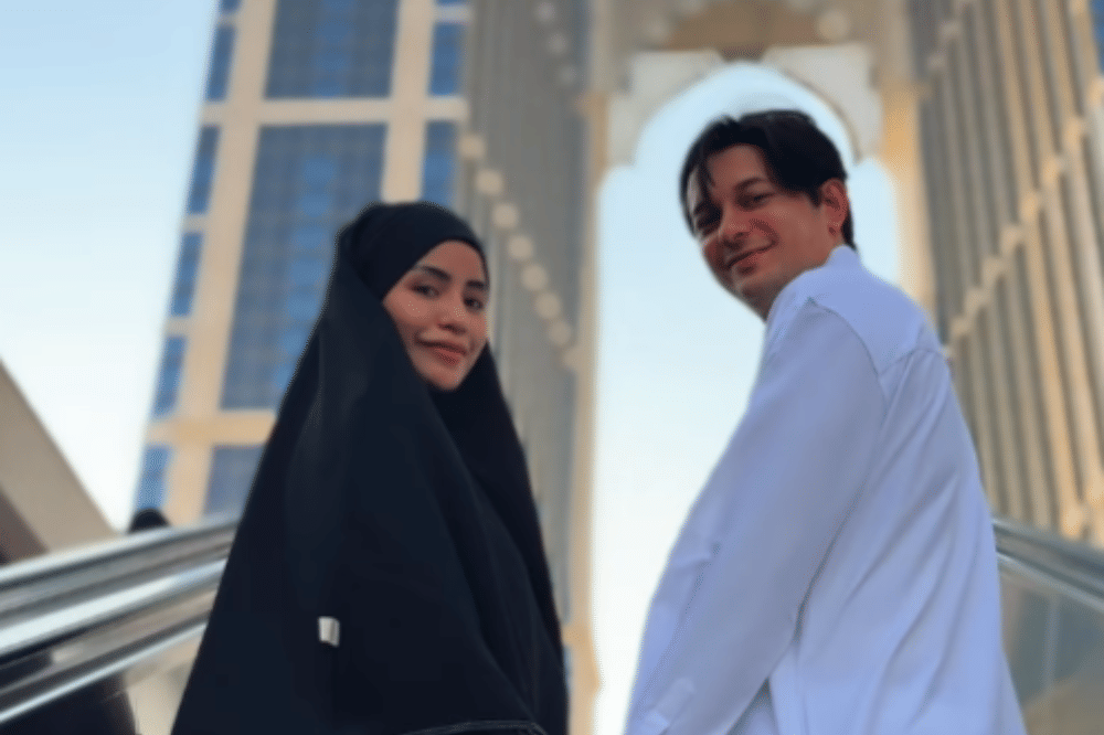 Andrew Andika dan Violentina Kaif Pamer Buku Nikah di Depan Ka'bah