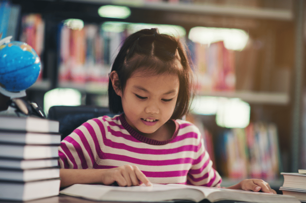 Anak perempuan sedang belajar