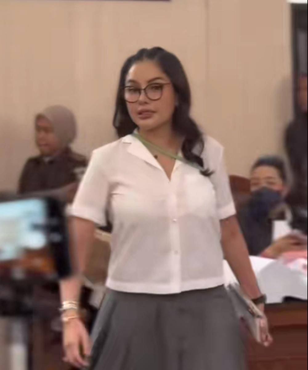 Gaya Nikita Mirzani setiap Hadiri Persidangan, Tampil Stylish! (1).jpg