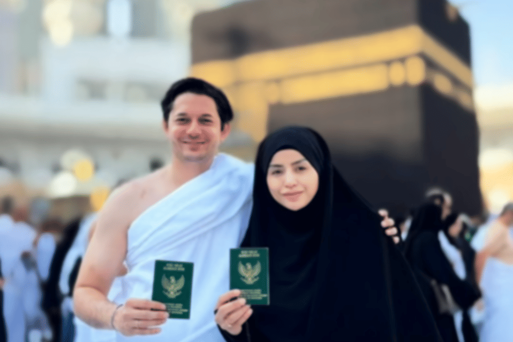 Andrew Andika dan Violentina Kaif Pamer Buku Nikah di Depan Ka'bah