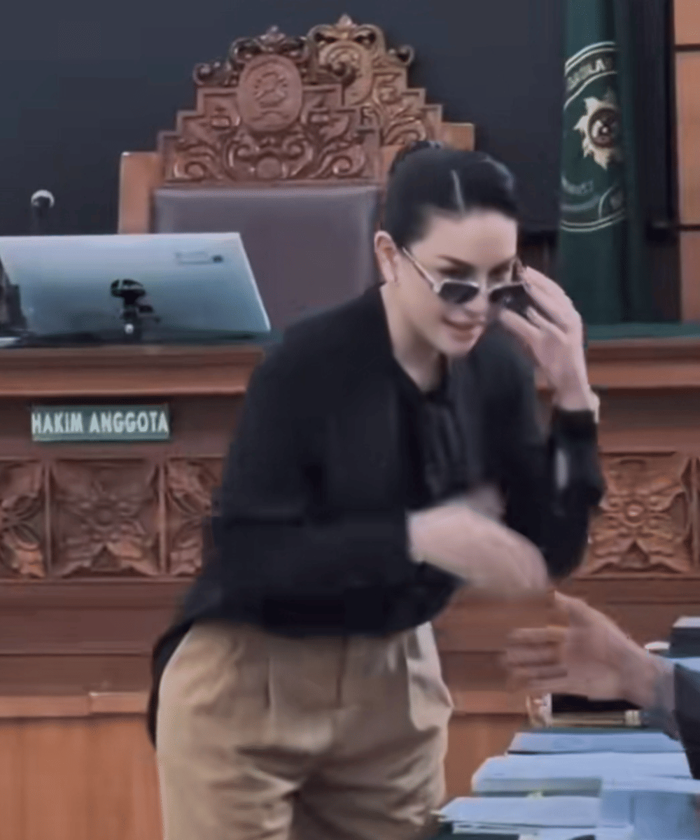 Gaya Nikita Mirzani setiap Hadiri Persidangan, Tampil Stylish! (1).png