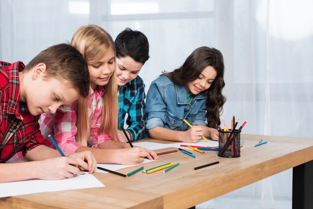 Anak-anak sedang belajar bersama