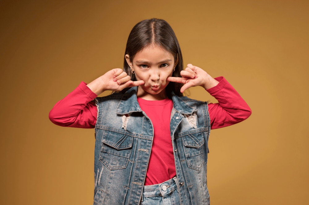 Anak perempuan sedang berekspresi