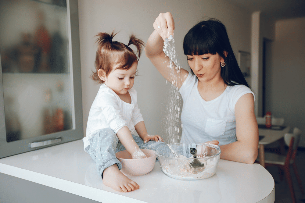 Anak membantu Mama Memasak