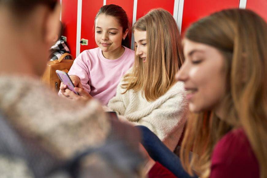 remaja sedang bermain ponsel