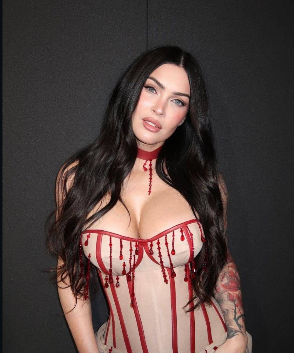 Penampilan Megan Fox yang Pamer Tubuh Seksi Pasca Melahirkan (3).jpg