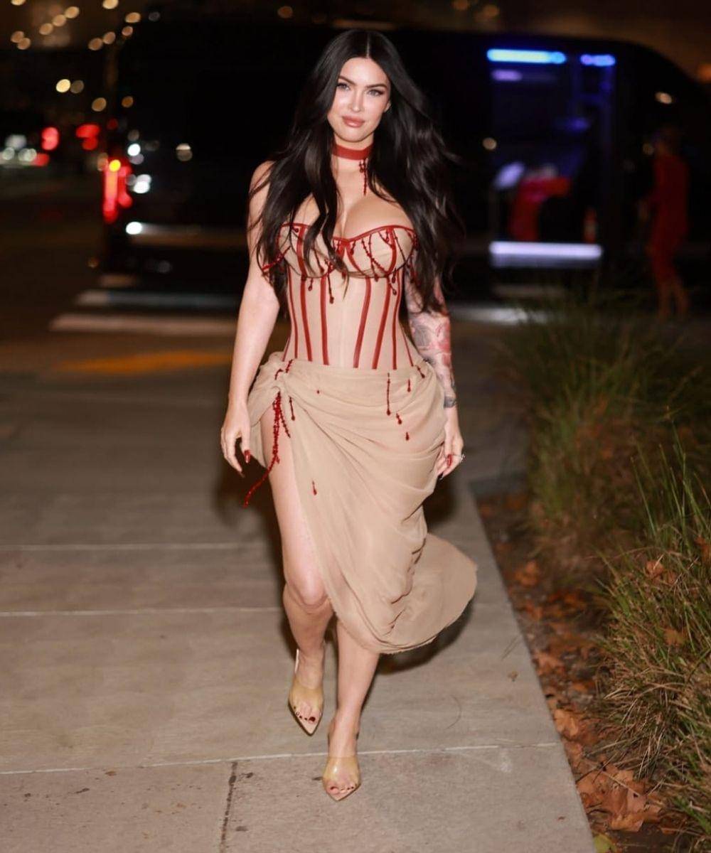 Penampilan Megan Fox yang Pamer Tubuh Seksi Pasca Melahirkan (2).jpg