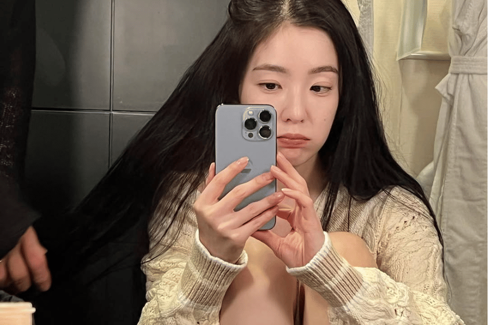 Irene Red Velvet sedang mengambil swafoto di cermin