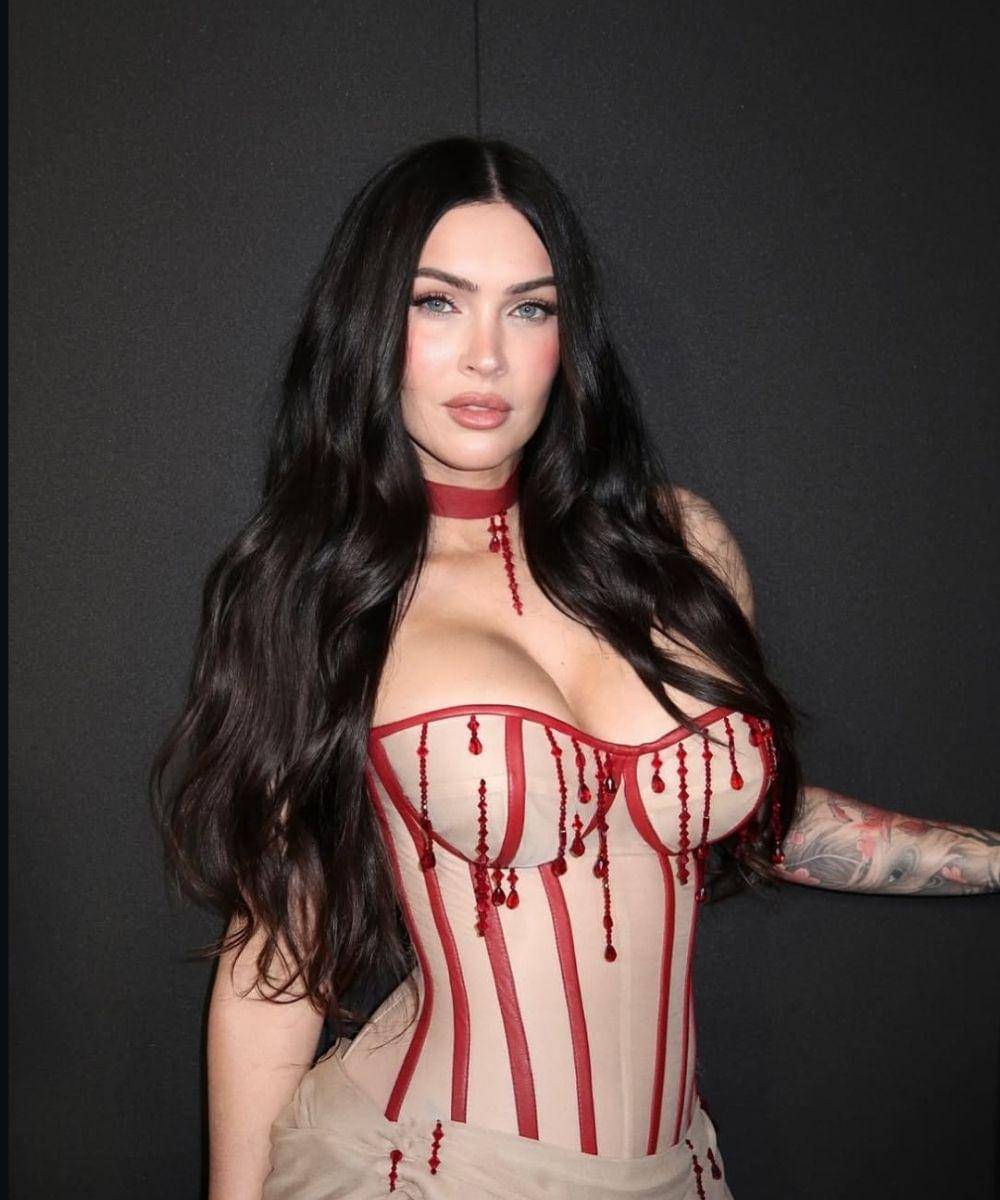 Penampilan Megan Fox yang Pamer Tubuh Seksi Pasca Melahirkan (4).jpg